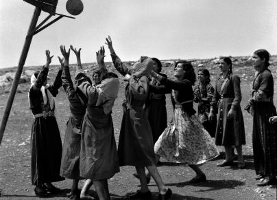 فتيات فلسطينيات يلعبن كرة السلة (الغارديان)
