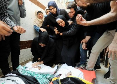 يمثل الأطفال والنساء النسبة الأكبر لضحايا العدوان على غزة (رويترز)