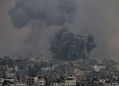 تسعى المفاوضات لوقف العدوان المستمر على غزة منذ خمسة شهور (GETTY)