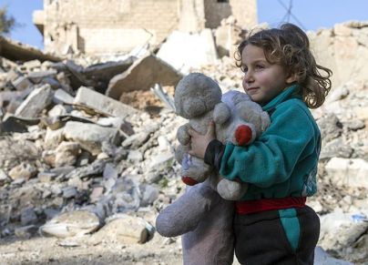 أفادت منظمة الأمم المتحدة للطفولة (اليونيسيف)، بأن ما يقرب من 7.5 مليون طفل سوري بحاجة إلى المساعدة الإنسانية، أكثر من أي وقت مضى، في الذكرى 13 لانطلاق الثورة السورية. وذكرت المنظمة الأممية، أن الدورات المتكررة من العنف والنزوح، والأزمة الاقتصادية الطاحنة والحرمان الشديد، وتفشي الأمراض والزلازل المدمرة في العام الماضي، تركت مئات الآلاف من الأطفال عرضة لآثار جسدية ونفسية واجتماعية طويلة المدى. ووفقًا لليونيسف، يعاني أكثر من 650 ألف طفل دون سن الخامسة من سوء التغذية المزمن، بزيادة قدرها حوالي 150 ألف طفل خلال