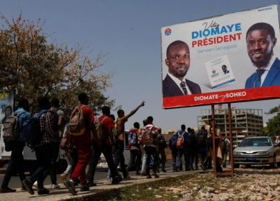 تتجه السنغال إلى صناديق الاقتراع، يوم الأحد، بعد أسابيع من الفوضى والعنف وعدم اليقين أثارت المخاوف من تقويض الديمقراطية في واحدة من أكثر دول غرب إفريقيا استقرارًا.