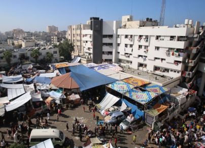 يشن جيش الاحتلال هجومًا على مجمع الشفاء الطبي منذ أسبوع (AFP)