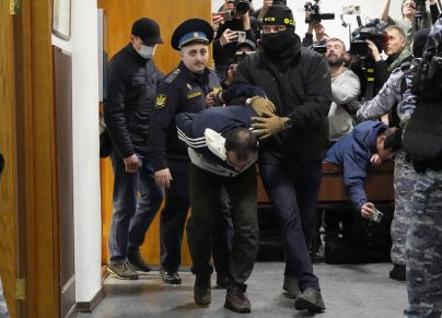 شككت روسيا في تأكيدات الولايات المتحدة بأن تنظيم "داعش" دبر هجومًا مسلحًا على قاعة للحفلات الموسيقية خارج موسكو أدى إلى مقتل 137 شخصًا وإصابة 182 آخرين، واتهمت واشنطن بالتستر على أوكرانيا.