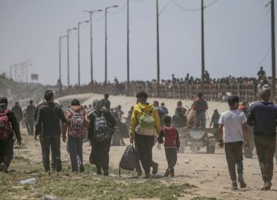 فلسطينيون يحاولون العودة إلى منازلهم في شمال غزة