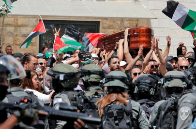 قمعت قوات الاحتلال مسيرة تشييع الصحفية شيرين أبو عاقلة في القدس (تويتر)