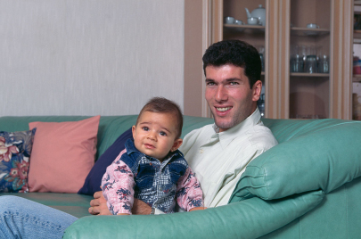 زين الدين زيدان مع ابنه إنزو عام 1995