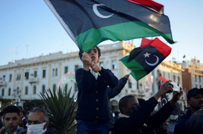 يطالب المحتجون في ليبيا بعدم المماطلة في إجراء انتخابات (رويترز)
