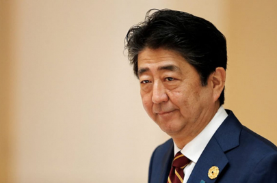 توقف المؤشرات الحيوية لرئيس الوزراء الياباني السابق بعد اعتداء مسلح (رويترز)