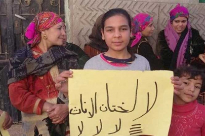 فتاة مصرية تحمل لافتة عليها عبارة "لا لختان الإناث" 