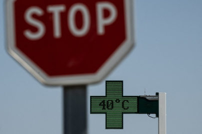 temperature of 40°C and a stop sign
