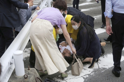 Japan Abi prime minister shot on the ground bleeding