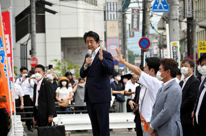 shinzo abe talking in a campaign before his assassination 