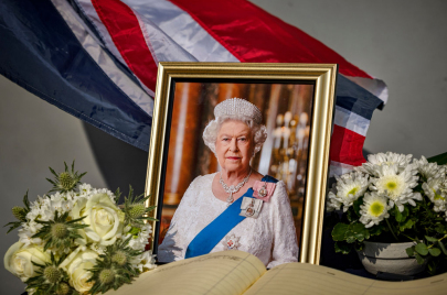 World Reacts To Queen Elizabeth II Death