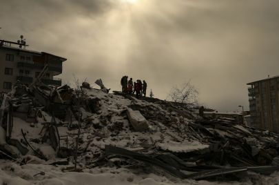 ناجون من الزلزال في ملاطية بتركيا