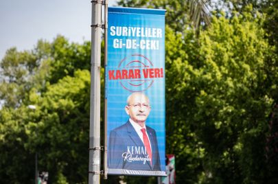 لافتة كتب عليها "سيغادر السوريون" لمرشح المعارضة كليجدار أوغلو في إسطنبول (Getty)