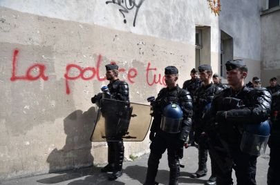 الشرطة تقتل شعار على أحد الجدران في العاصمة باريس (GETTY)