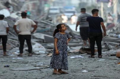 طفلة فلسطينية بين الأنقاض في غزة (يونيسيف) 