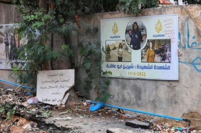 النصب التذكاري للشهيدة شيرين أبو عاقلة بعد تحطيمه من قِبل قوات الاحتلال
