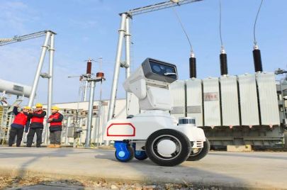 روبوت الفحص الذكي 5G مع موظفي التشغيل والصيانة في الصين