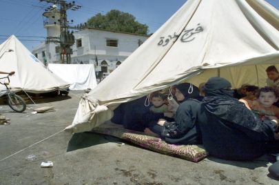 فلسطينيون في مخيم رفح قرب الحدود مع مصر عام 2001