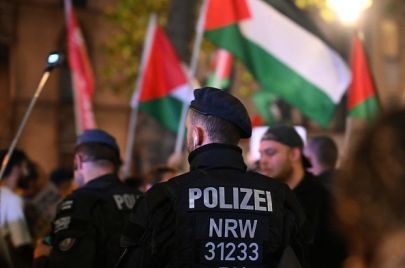 علم فلسطيني ورجل شرطة ألماني