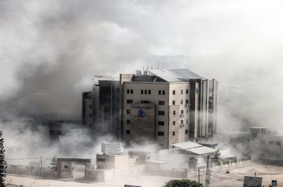 (Getty) دخان يتصاعد بالقرب من مستشفى الوفاء في غزة