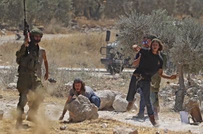المستوطنون الإسرائيليون والجيش الإسرائيلي والاعتداء على الضفة الغربية