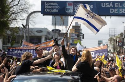 خافيير ميلي رافعًا علم إسرائيل بعد فوز في الانتخابات الرئاسية (GETTY)