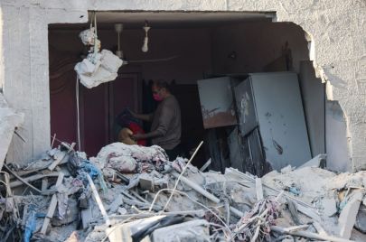 رجل فلسطيني تعرّض بيته للقصف في رفح جنوب قطاع غزة
