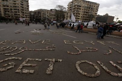 (Getty) كتابات بالحجارة في ميدان التحرير عام 2011