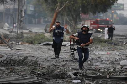 صحفيون في منطقة دمرتها الغارات الجوية الإسرائيلية في غزة