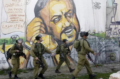 جدارية لمروان البرغوثي (AFP)