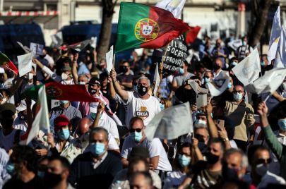 بدأت حملة الانتخابات العامة في البرتغال التي تستمر أسبوعين رسميًا، مع تقدم أحزاب يمين الوسط ويسار الوسط في استطلاعات الرأي، مع توقعات لليمين الشعبوي، بالحصول على خُمس الأصوات، في ظل تصاعد الاتجاه القومي الأوروبي، بحسب صحيفة "الغارديان".