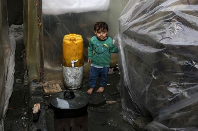 طفل في خيمة مؤقتة في قطاع غزة