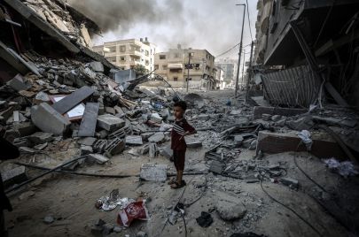 طفل وسط الركام في غزة