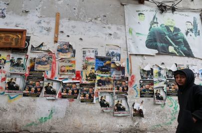 صبي فلسطيني أمام ملصقات الشهداء