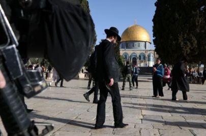 شرعت سلطات الاحتلال الإسرائيلي في الأيام الأخيرة بتركيب حواجز حديدية على أبواب المسجد الأقصى في القدس المحتلة. 