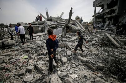 فلسطينيون بين الركام في غزة