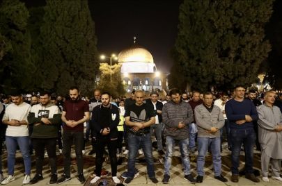 فلسطينيون يؤدون صلاة التراويح في باحات المسجد الأقصى (الأناضول)
