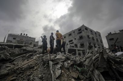 آثار الدمار الذي خلّفه القصف الإسرائيلي على مخيم النصيرات، وسط قطاع غزة