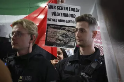 أفراد من الشرطة الالمانية داخل القاعة التي يعقد فيها المؤتمر الداعم لفلسطين (الأناضول)