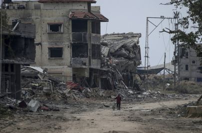 (epa) قصفت إسرائيل ليلة الإثنين – الثلاثاء مناطق متفرقة من قطاع غزة