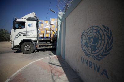 تعمل إسرائيل على مقترح داخل الأمم المتحدة، من أجل تفكيك وكالة غوث وتشغيل اللاجئين الفلسطينيين (الأونروا)، ونقل موظفيها إلى وكالة بديلة لتوصيل المواد الغذائية والمساعدات إلى غزة، بحسب صحيفة "الغارديان" البريطانية.