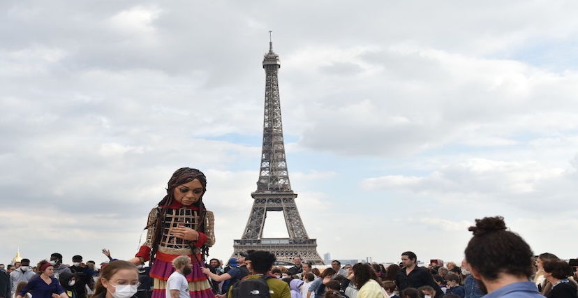 الدمية "أمل الصغيرة" التي ترمز لطفلة سورية لاجئة في باريس (Getty)