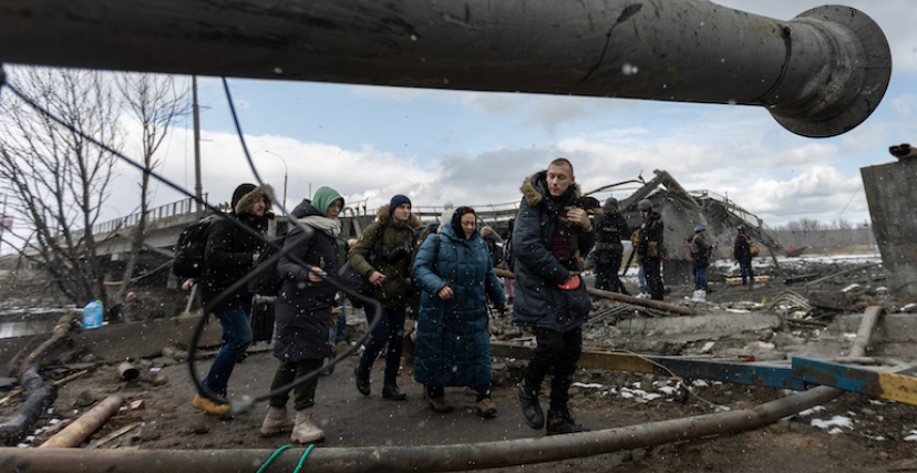 مدنيون في مدينة إربين في اوكرانيا (Getty)