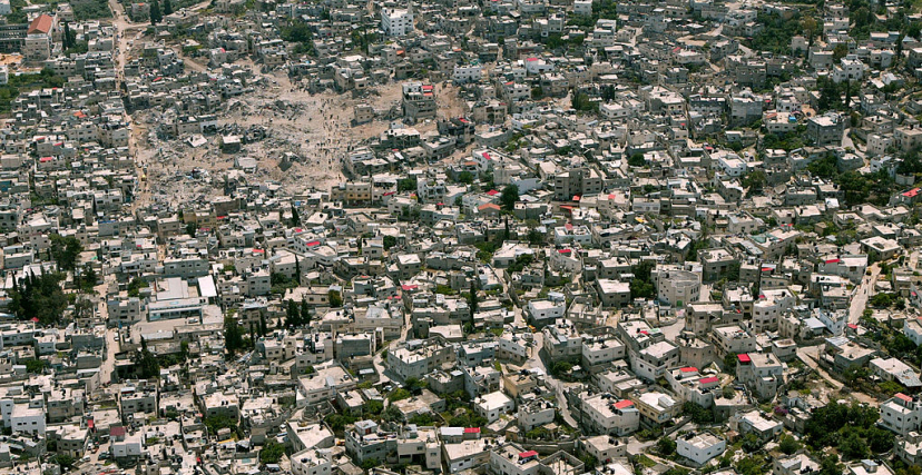 صورة جوية لمخيم جنين بعد الاجتياح الإسرائيلي عام 2002 (Getty)
