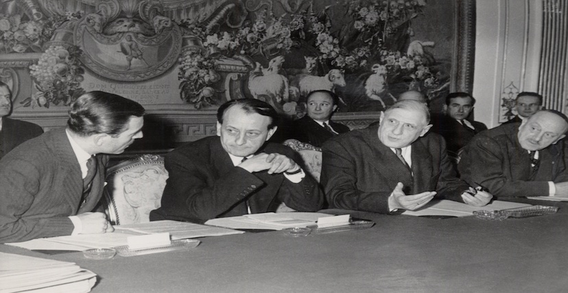 من اليسار إلى اليمين: موريس هرتسوغ وأندريه مالرو والجنرال ديغول عام 1958