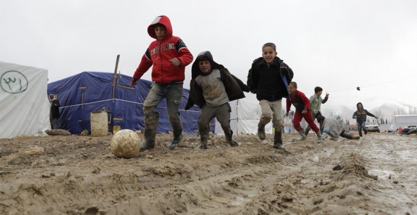 أطفال سوريون يلعبون في مخيم للاجئين في البقاع، 2017 (Getty)