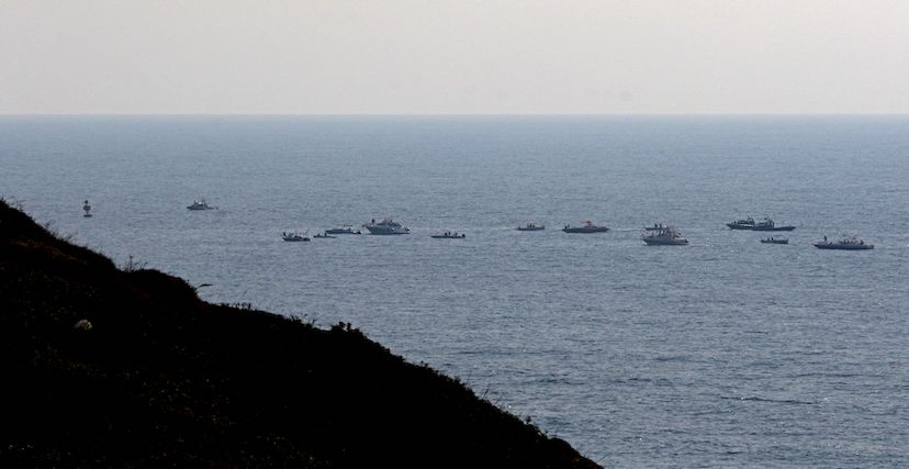 لبنانيون يتظاهرون في قوارب مع شعارات تؤكد حق لبنان في ثروته الغازية البحرية