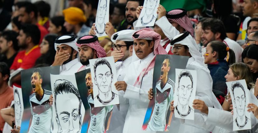 الجمهور القطري يرفع صور أوزيل
